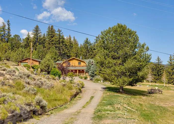 Stunning Mountain Views: Spacious In Dubois!